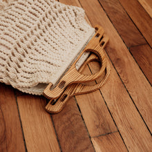Charger l'image dans la galerie, usure studio - sac crochet unique vintage anse bois