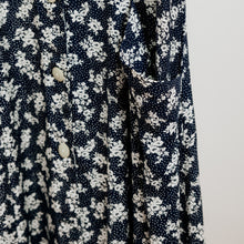Charger l'image dans la galerie, usure studio - robe fleurie bleu vintage boutonnée