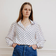 Charger l'image dans la galerie, usure studio - chemisier-pois-bleu-marine-blanc-vintage