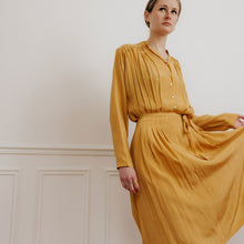 Charger l'image dans la galerie, usure studio - robe-soie-doree-vintage
