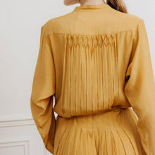 Charger l'image dans la galerie, usure studio - robe-soie-doree-vintage
