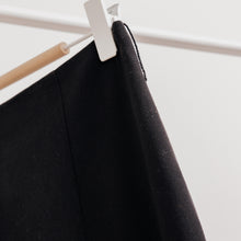 Charger l'image dans la galerie, usure studio - jupe noire mi longue vintage