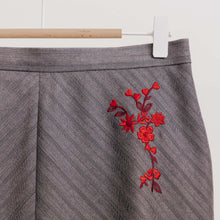 Charger l'image dans la galerie, usure studio - jupe broderie rouge escada vintage 1
