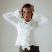 Charger l'image dans la galerie, usure studio - chemisier blanche Anne fontaine volant vintage