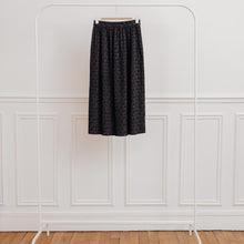 Charger l&#39;image dans la galerie, usure studio - jupe plis noir imprimé vintage
