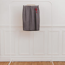 Charger l&#39;image dans la galerie, usure studio - jupe broderie rouge escada vintage
