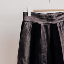 Charger l&#39;image dans la galerie, usure studio - jupe noire cuir vintage 1
