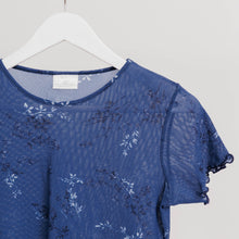 Charger l&#39;image dans la galerie, usure studio - top mesh bleu floral vintage 1
