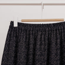 Charger l&#39;image dans la galerie, usure studio - jupe plis noir imprimé vintage
